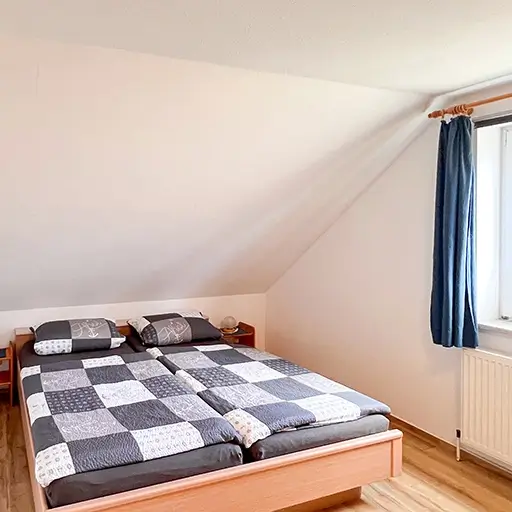 Schlafzimmer 1 in beiden Fewos