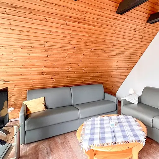 Wohnzimmer mit Balkon
