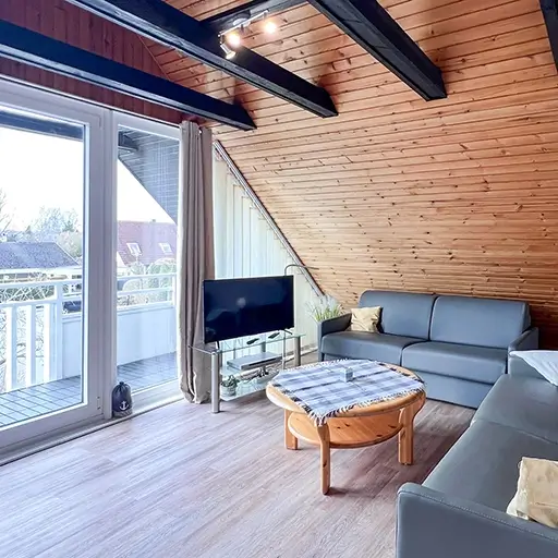 Wohnzimmer mit Balkon